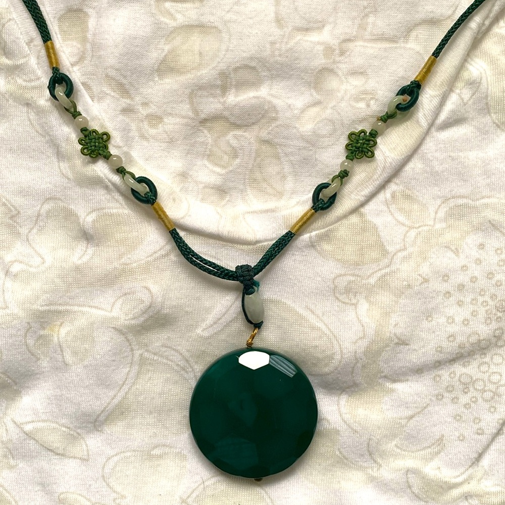 Jewelry green glass beaded necklace. - Picture 5 of 8